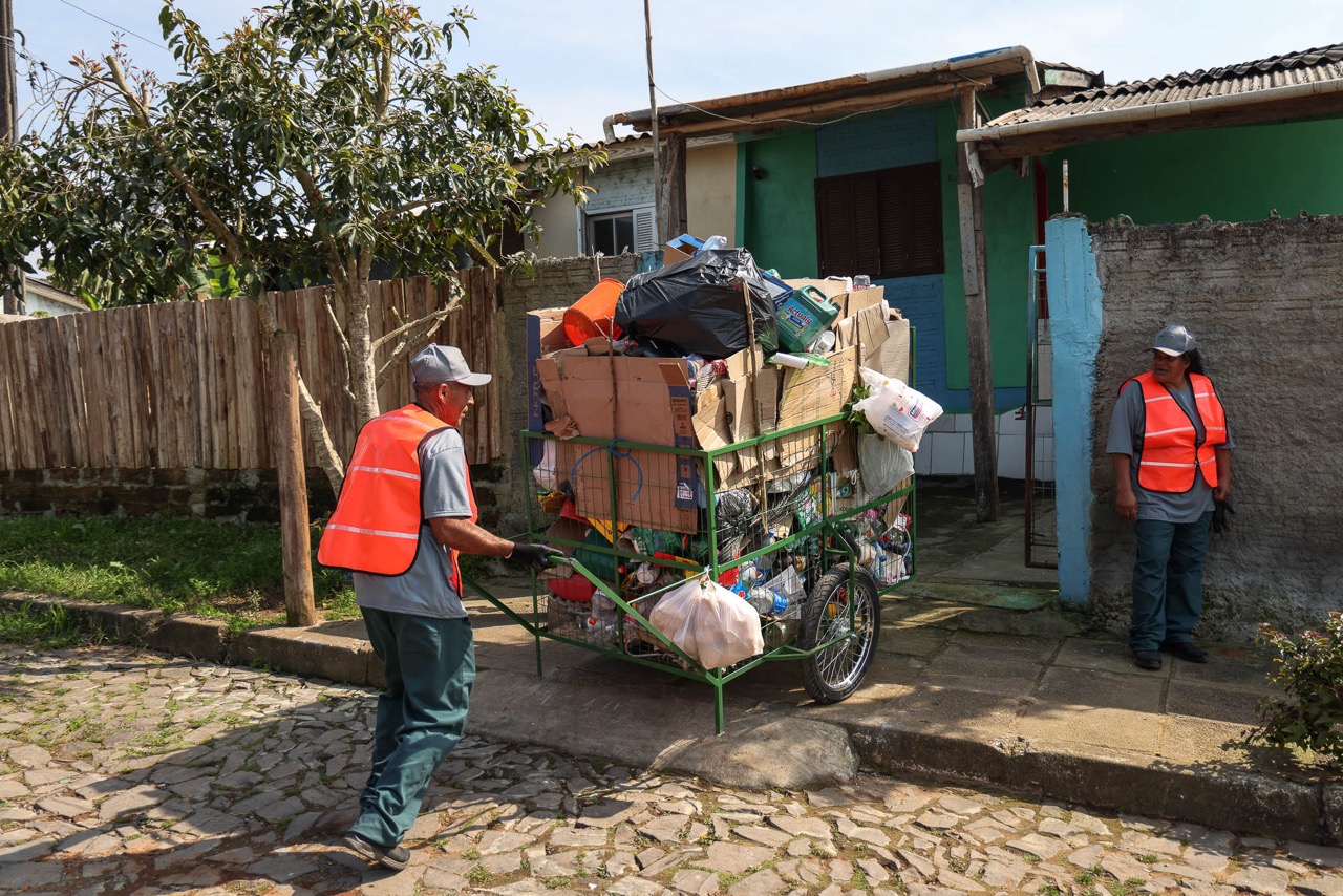 Global Communities, in partnership with community leaders and local partners such as John Deere, SINAI, SENAC, Tanac, Biocitrus Poker, Sicredi, and the local municipality trains Brazil's catadores (recyclers) through the Projecto Reciclar program.