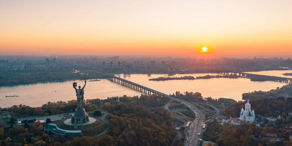 kiev-skyline-beautiful-fiery-sunset-ukraine-monument-motherland