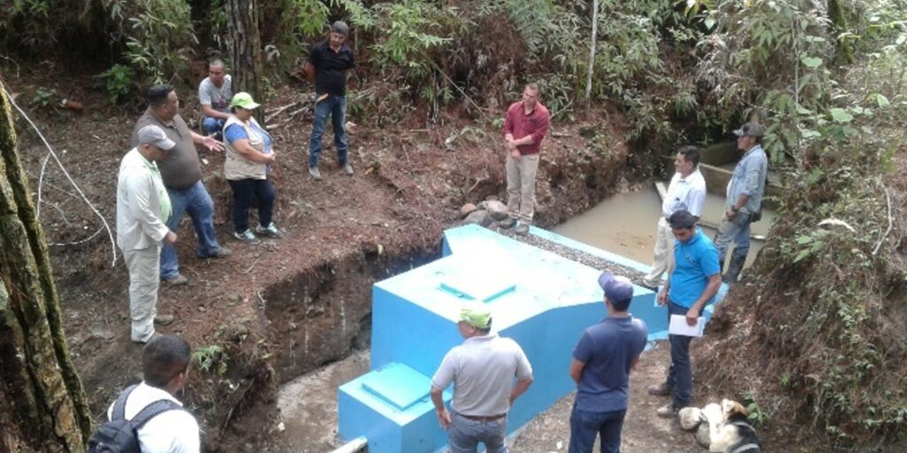 Water-boards-and-municipal-staff-in-La-Chorrera-micro-watershed-Tambla-Lempira-in-MANCOSOL-show-their-improved-water-intake